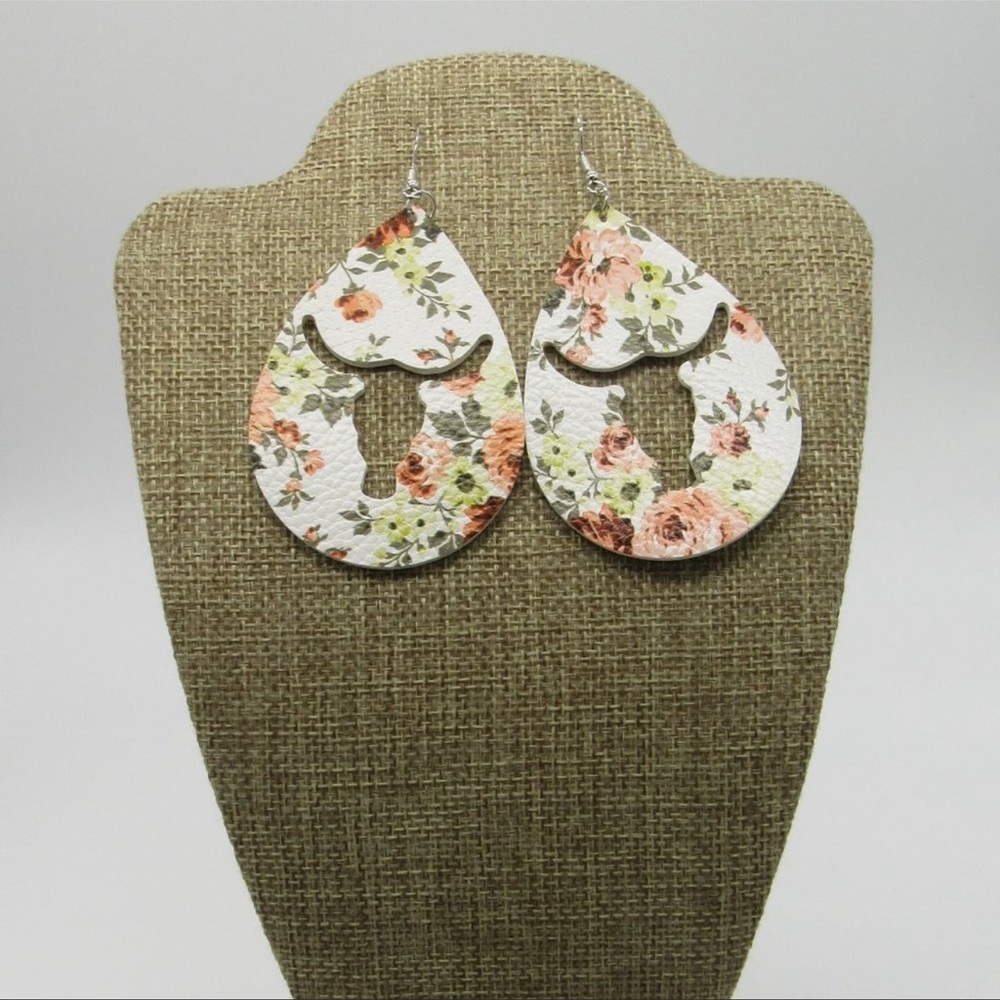 Cut-out Steer Teardrop Earrings